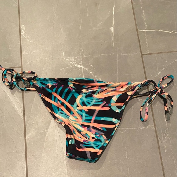 Women’s Volcom bikini set small - Picture 4 of 6